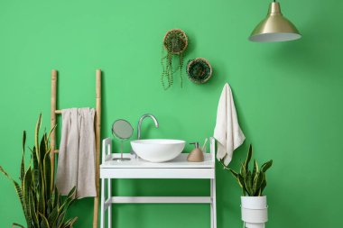 Beyaz masası, lavabosu ve merdiveni olan şık bir tuvalet.