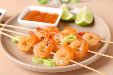 Bej arka planda ızgara karides şiş tabağı