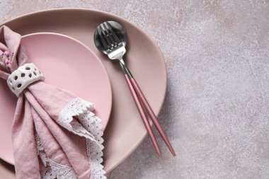 Aydınlık arkaplanda şenlikli masa ayarları, yakın plan