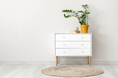 Çekmeceli ve şık hasır halılı bir oda.