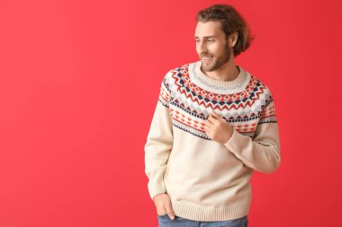 Renkli süveter giyen yakışıklı bir genç.