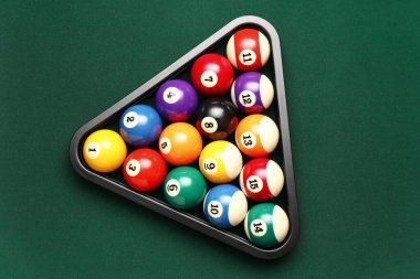 Yeşil masada bilardo toplarını topla.