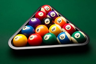 Yeşil masada bilardo toplarını topla.