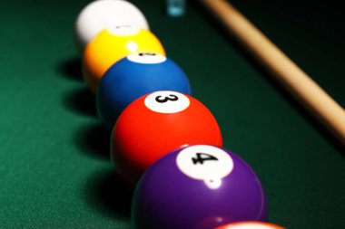 Yeşil masada farklı bilardo topları, yakın plan.