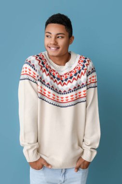 Renkli süveter giyen yakışıklı Afro-Amerikalı adam.