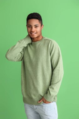 Renkli süveter giyen yakışıklı Afro-Amerikalı adam.