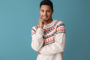 Renkli süveter giyen yakışıklı Afro-Amerikalı adam.