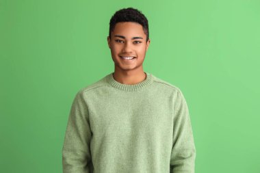 Renkli süveter giyen yakışıklı Afro-Amerikalı adam.