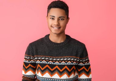 Renkli süveter giyen yakışıklı Afro-Amerikalı adam.