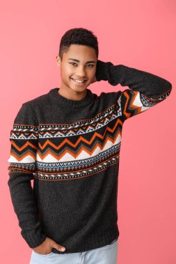 Renkli süveter giyen yakışıklı Afro-Amerikalı adam.