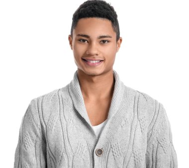 Beyaz arka planda örgü süveter giyen yakışıklı Afro-Amerikalı adam.