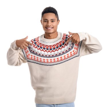 Beyaz arka planda örgü süveter giyen yakışıklı Afro-Amerikalı adam.