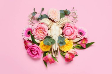 Renkli arka planda çiçekler olan koyun kafatası