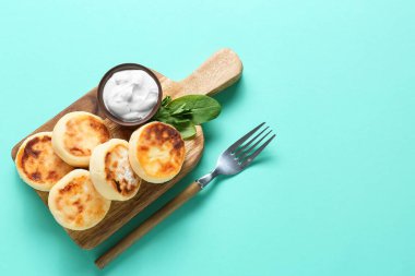 Lezzetli süzme peynirli krep ve renkli soslu pano.