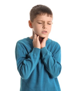 Beyaz arka planda boğazı ağrıyan küçük bir çocuk.