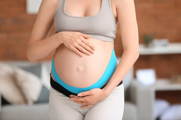 Sportig Gravid Kvinna Med Tillämpad Kinesio Tejp Hemma — Stockfoto