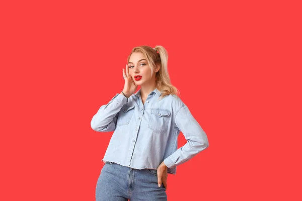 Renkli Arka Planda Şık Kot Elbiseli Şık Bir Genç Kadın — Stok fotoğraf