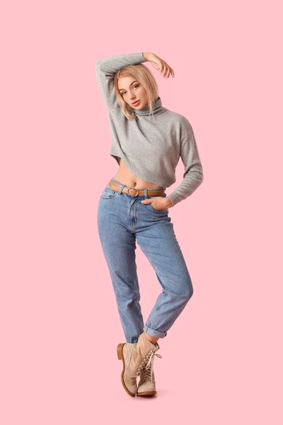 Mujer Joven Moda Jeans Con Estilo Sobre Fondo Color — Foto de Stock