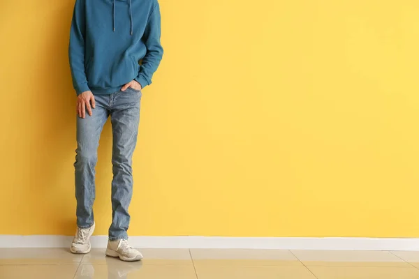 Pemuda Tampan Dengan Celana Jeans Gaya Dekat Dinding Warna — Stok Foto