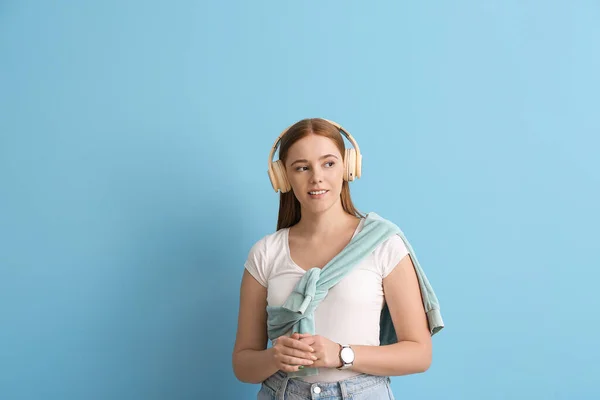 Wanita Muda Yang Keren Mendengarkan Musik Latar Belakang Warna — Stok Foto