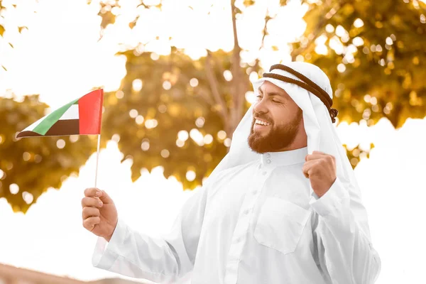 在户外悬挂阿联酋国旗的英俊的穆斯林男子 — 图库照片