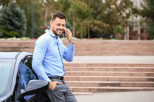 Schöner Geschäftsmann Telefoniert Der Nähe Moderner Autos — Stockfoto
