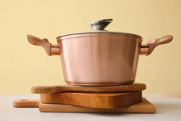 Panela Cozinha Brilhante Com Tábuas Corte Mesa Contra Fundo Amarelo — Fotografia de Stock