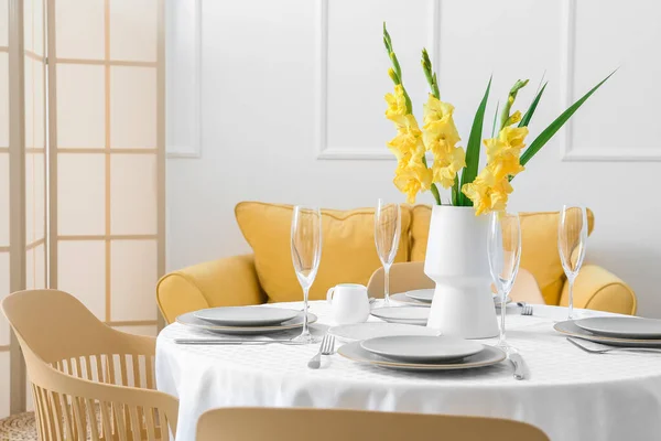 아름다운 글라디올러스 기름을 실에서 식탁에 — 스톡 사진