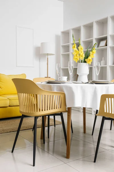 아름다운 탁자와 현대식 글라디올러스 — 스톡 사진