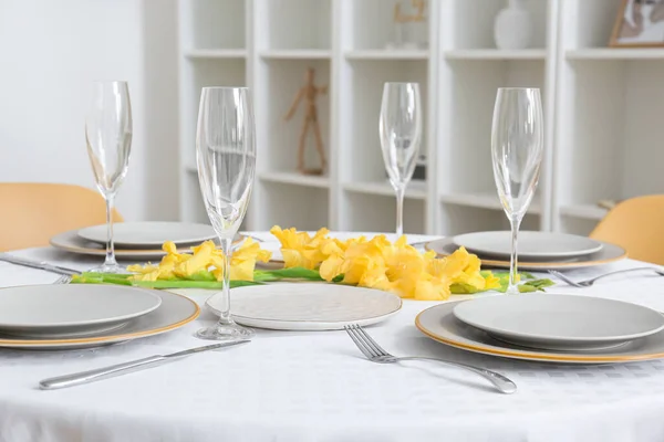 Plates Cutlery Empty Glasses Gladiolus Flowers Dining Table — Stock Photo, Image