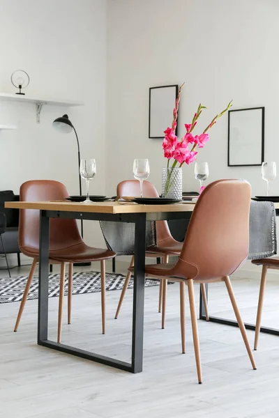 Oda Içinde Gladiolus Çiçekleri Olan Yemek Masası — Stok fotoğraf