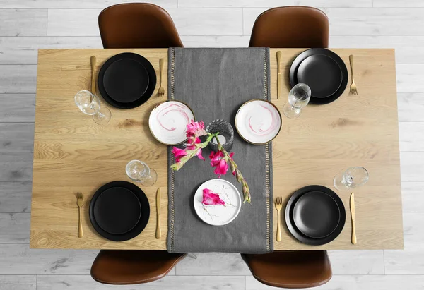 Beautiful Setting Gladiolus Flowers Wooden Table — Stock Photo, Image