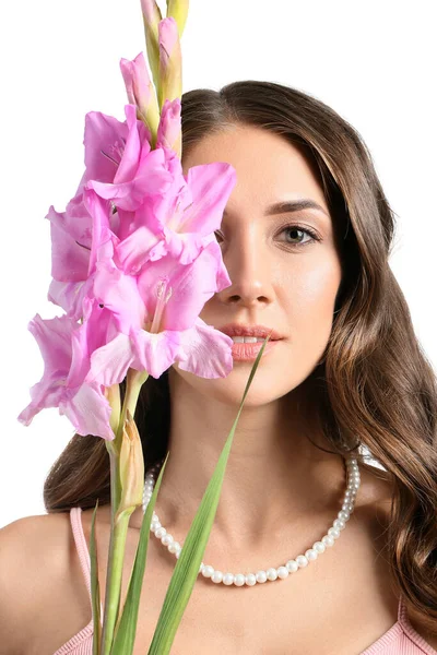 白い背景に美しいネックレスとグラジオラスの花を持つ女性 — ストック写真