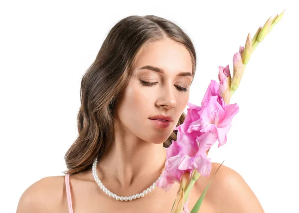 白い背景にグラジオラスの花の匂いを嗅ぐ閉じ目の女性 — ストック写真