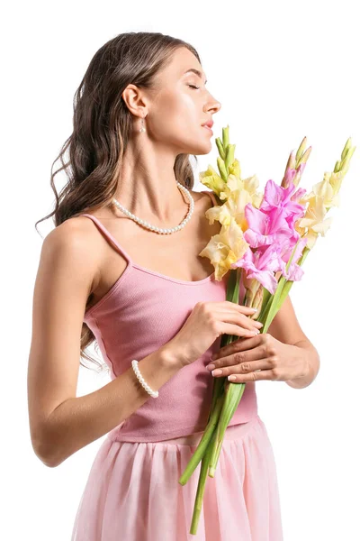 白を背景にグラジオラスの花の花束を保持スタイリッシュなジュエリーを持つ若い女性 — ストック写真