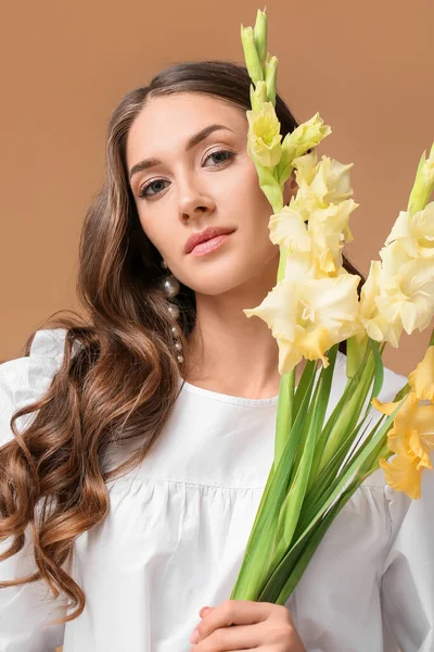 Young Fashionable Woman Holding Bouquet Gladiolus Flowers Color Background — Stock Photo, Image