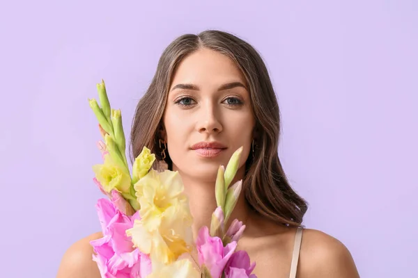 グラジオラスの花の花束と若い女性の肖像 — ストック写真