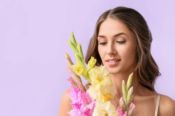 Mujer Joven Mirando Ramo Hermosas Flores Gladiolo Sobre Fondo Color —  Fotos de Stock