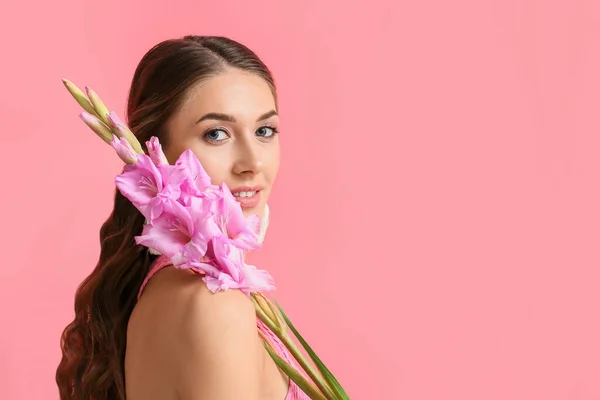 Młoda Kobieta Pięknymi Kwiatami Gladiolus Tle Koloru — Zdjęcie stockowe