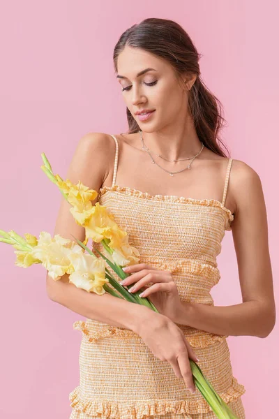 Elegant Kvinna Som Innehar Bukett Gladiolus Blommor Färg Bakgrund — Stockfoto