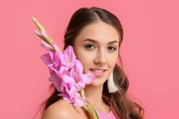 Arkaplanda Gladiolus Çiçekleri Olan Güzel Bir Kadın — Stok fotoğraf