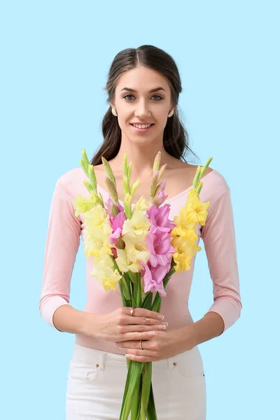 Młoda Uśmiechnięta Kobieta Trzyma Bukiet Kwiatów Gladiolus Tle Koloru — Zdjęcie stockowe