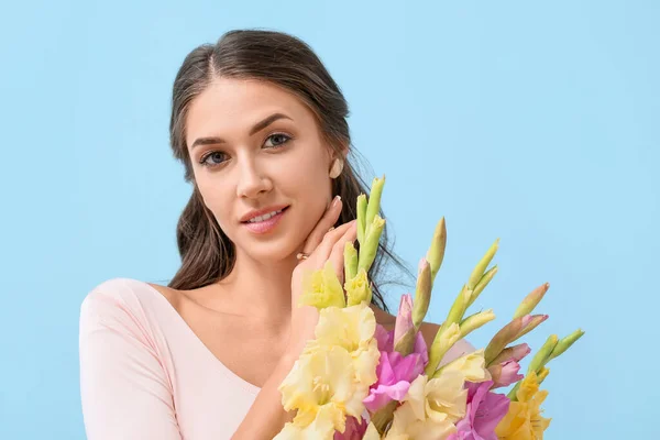 Jeune Femme Avec Main Près Visage Gladiolus Fleurs Sur Fond — Photo