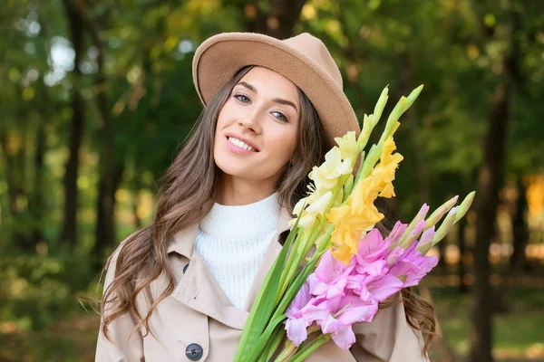 Vacker Kvinna Med Bukett Gladiolus Blommor Parken — Stockfoto