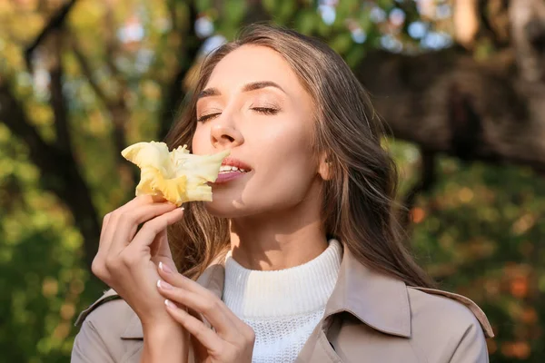 Giovane Donna Con Fiore Gladiolo Parco Nella Giornata Sole — Foto Stock