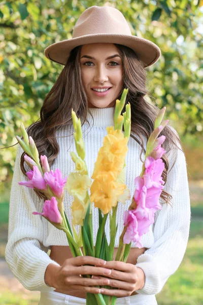 Young Fashionable Woman Beautiful Bouquet Gladiolus Flowers Park — Stock Photo, Image