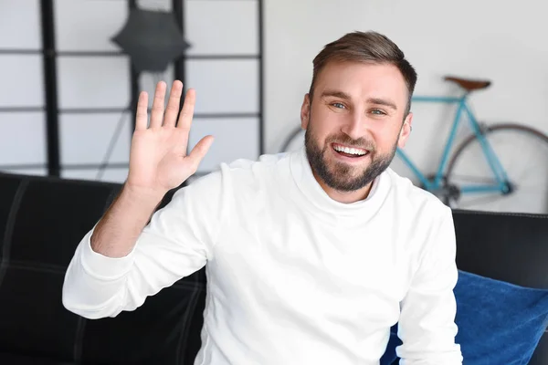 Jovem Feliz Vídeo Conversando Casa — Fotografia de Stock