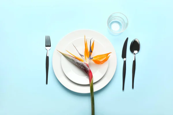 Ajuste Mesa Simple Con Flor Pájaro Del Paraíso Sobre Fondo — Foto de Stock