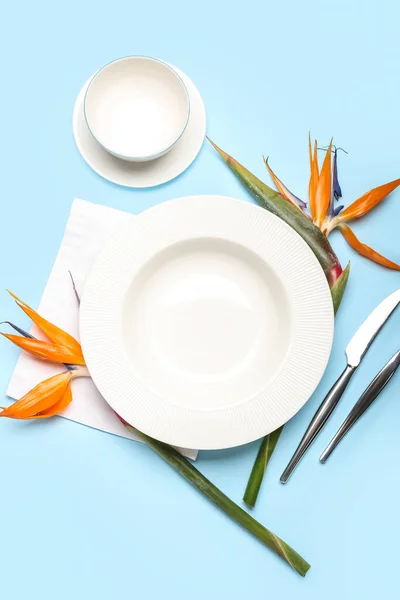 Eenvoudige Tafelschikking Met Paradijsvogel Bloemen Blauwe Achtergrond — Stockfoto