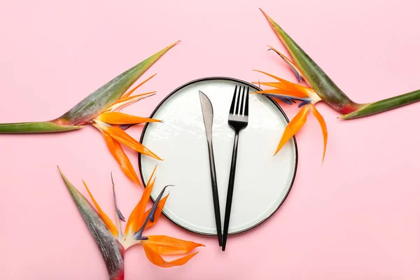 Einfache Tischdekoration Mit Paradiesvogel Blumen Auf Rosa Hintergrund — Stockfoto